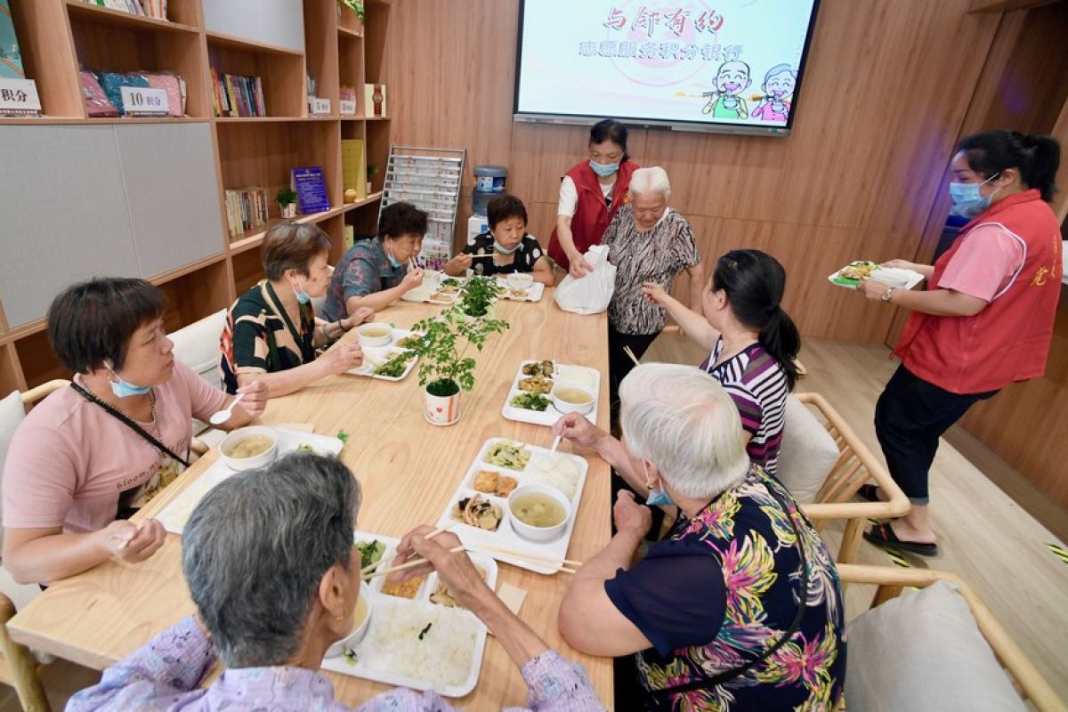 Kurir di Hunan China antar makanan secara sukarela untuk warga lansia
