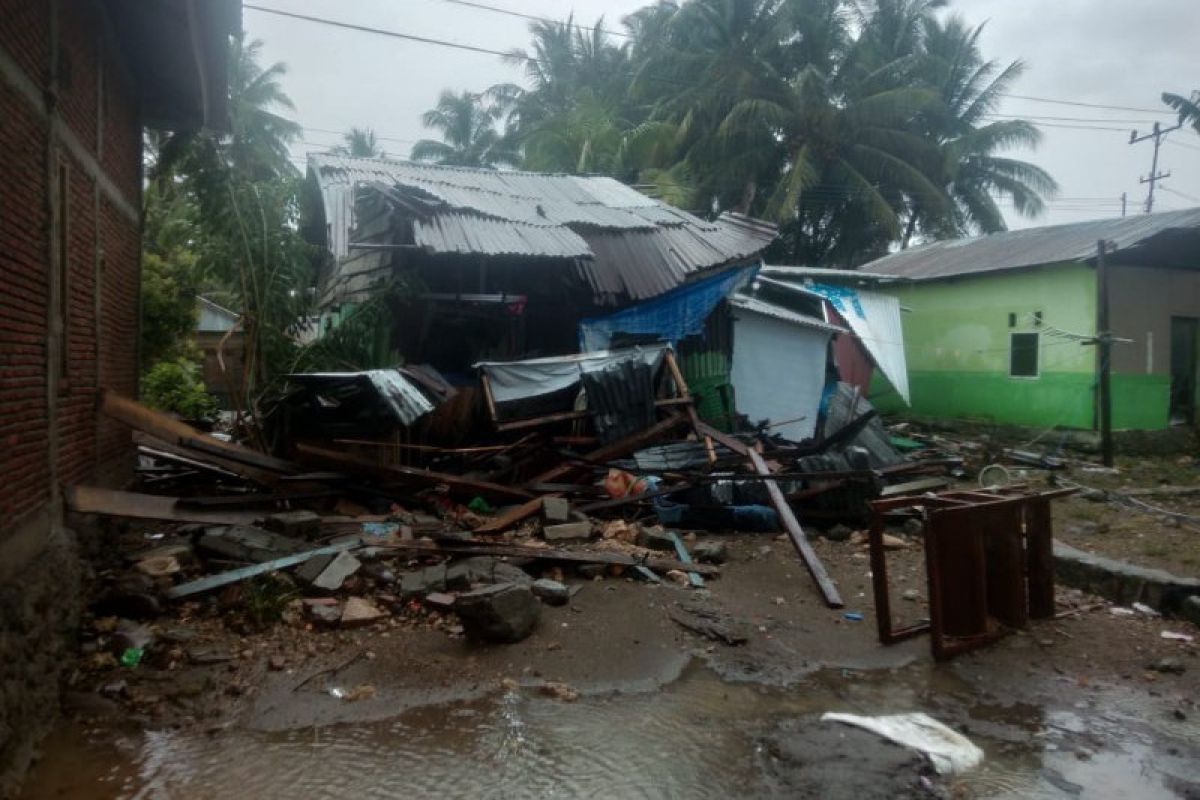 13 rumah di Mamuju rusak akibat gelombang pasang