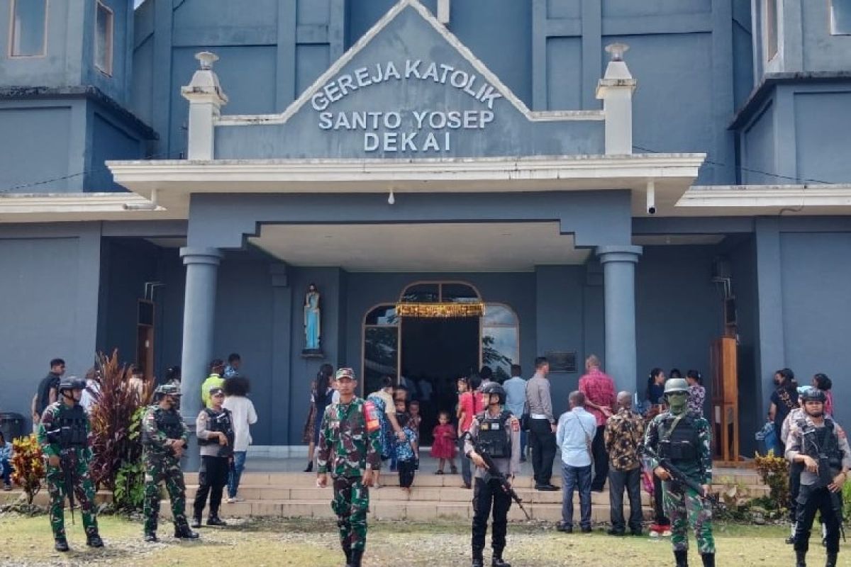 TNI-Polri lakukan patroli gabungan amankan perayaan Natal di Dekai