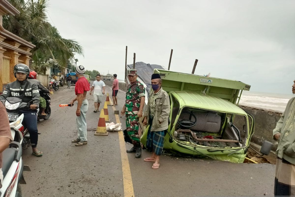 Truk terperosok di jalur penghubung Pulau Madura yang ambles akibat abrasi