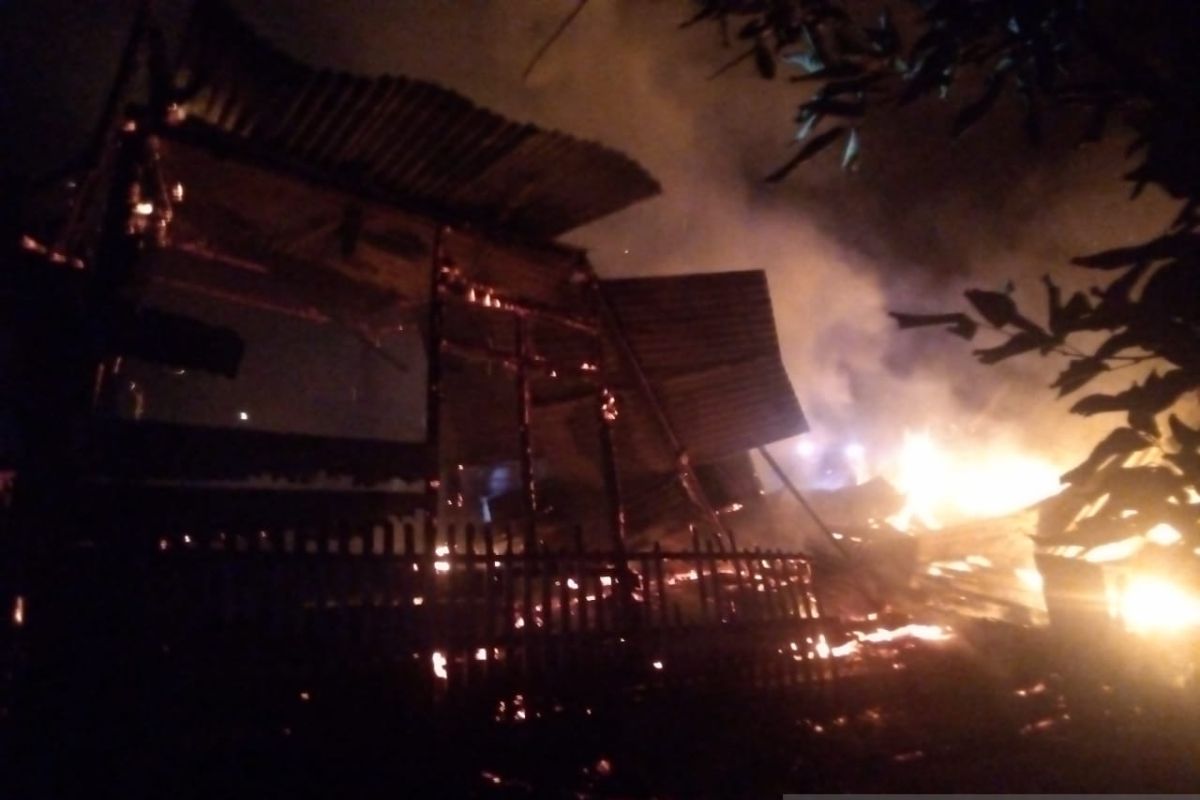 Ditinggalkan kosong, satu unit rumah di Gorontalo Utara ludes terbakar