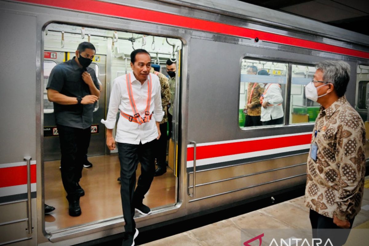 Presiden Jokowi naik KRL dan tinjau infrastruktur Stasiun Tanah Abang