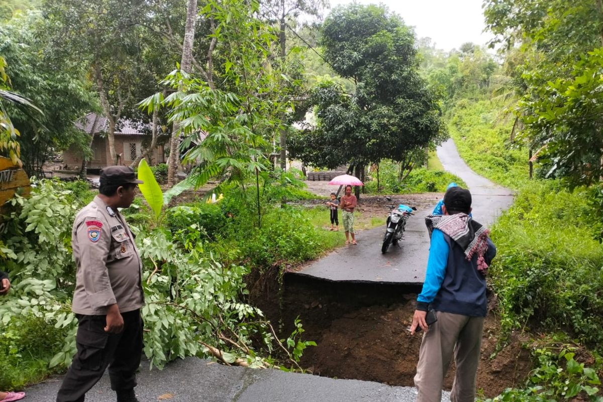 Jelang Bau Nyale, akses Jalan di Lombok Tengah masih terputus (Video)