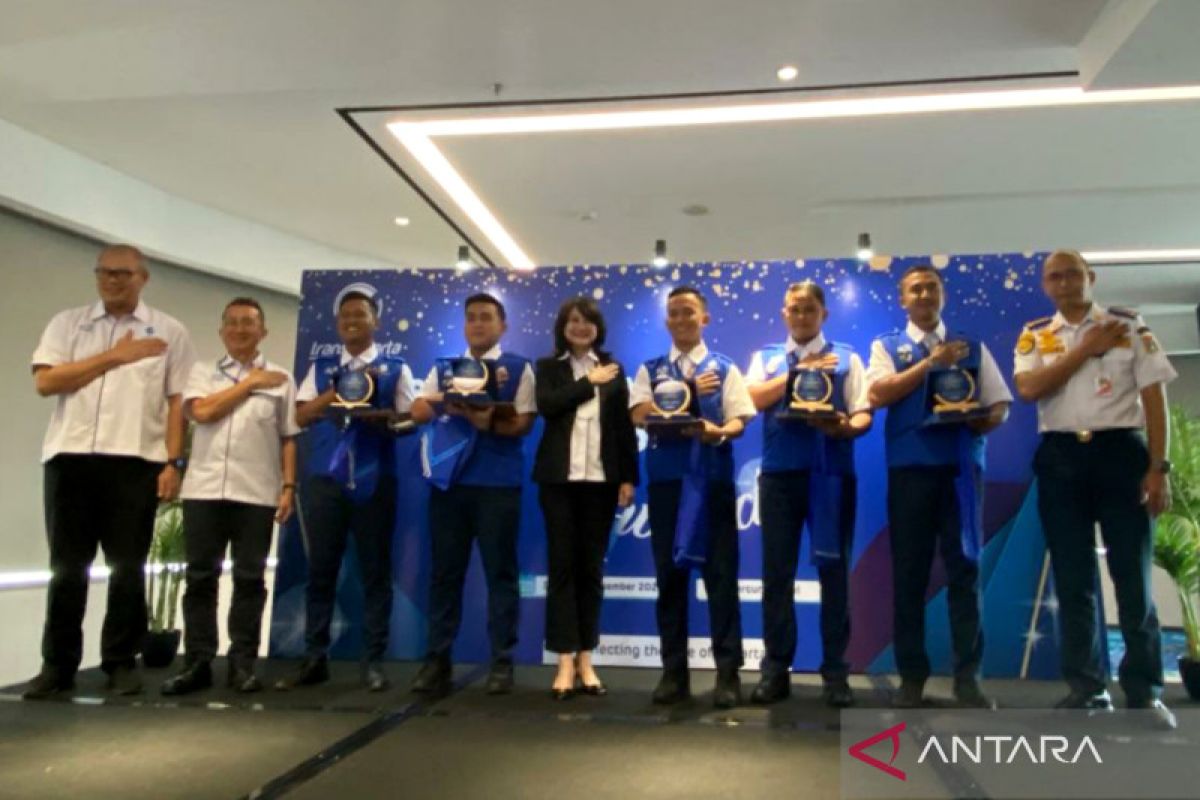 TransJakarta beri penghargaan kepada lima petugas layanan terbaik
