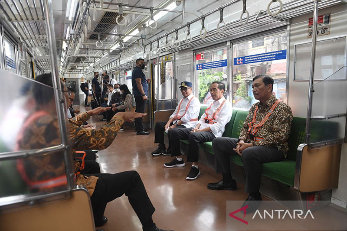 Presiden Jokowi jajal naik kereta LRT ke Stasiun TMII