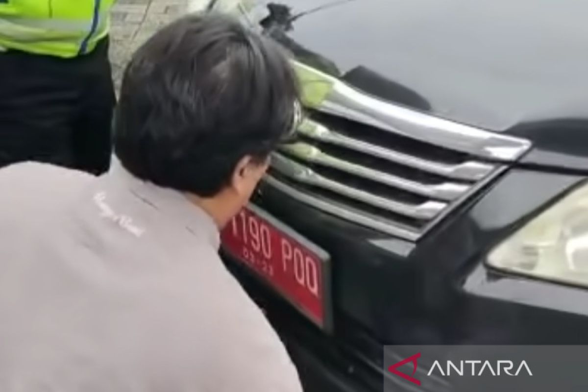 Polisi tegur pengemudi tutupi pelat merah dengan pelat hitam