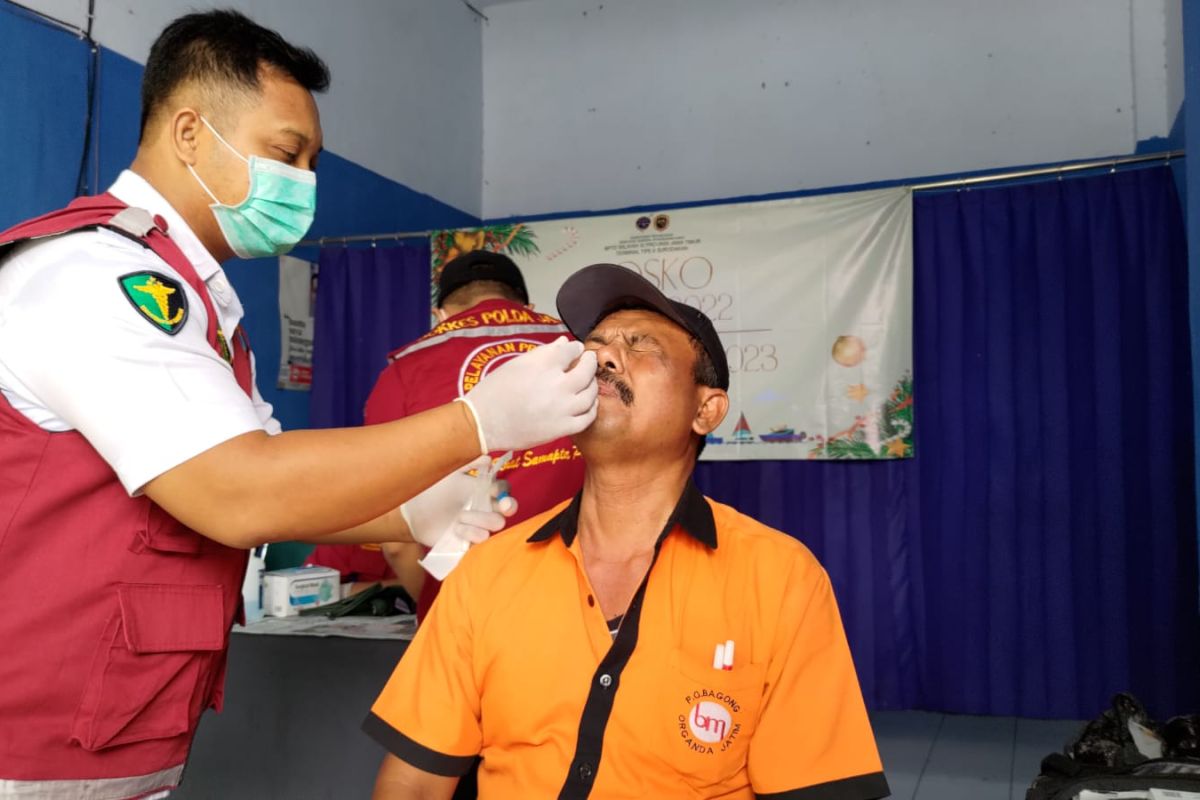 Puluhan awak bus/mpu di Trenggalek jalani pemeriksaan urine gratis