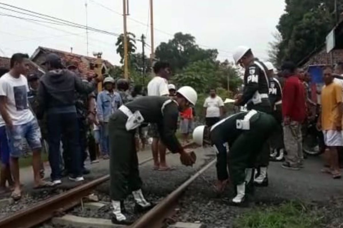 Anggota Kodim 0820 Probolinggo tewas tertabrak KA Tawangalun