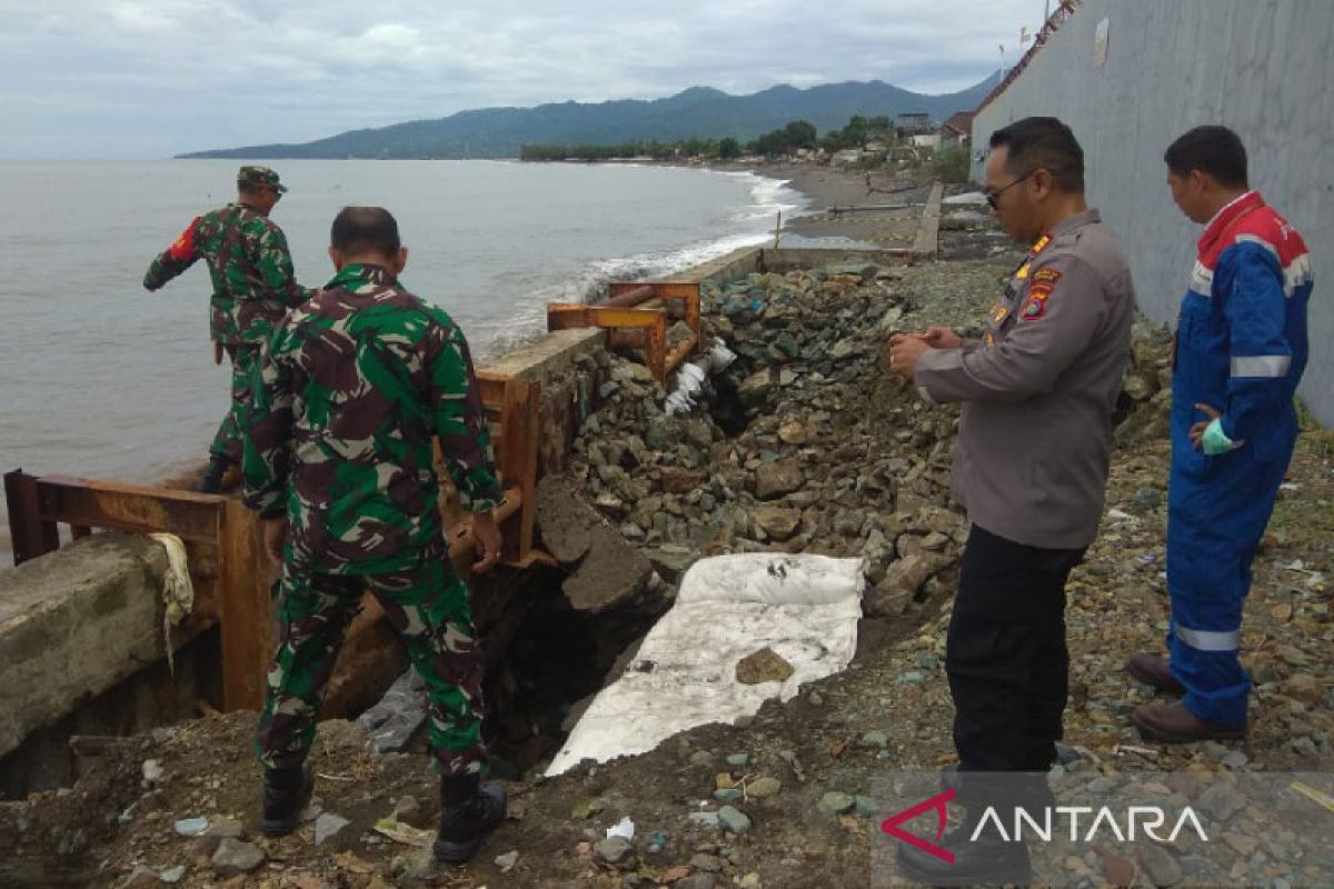 Antisipasi cuaca buruk, TNI-polisi Mataram pantau pesisir pantai