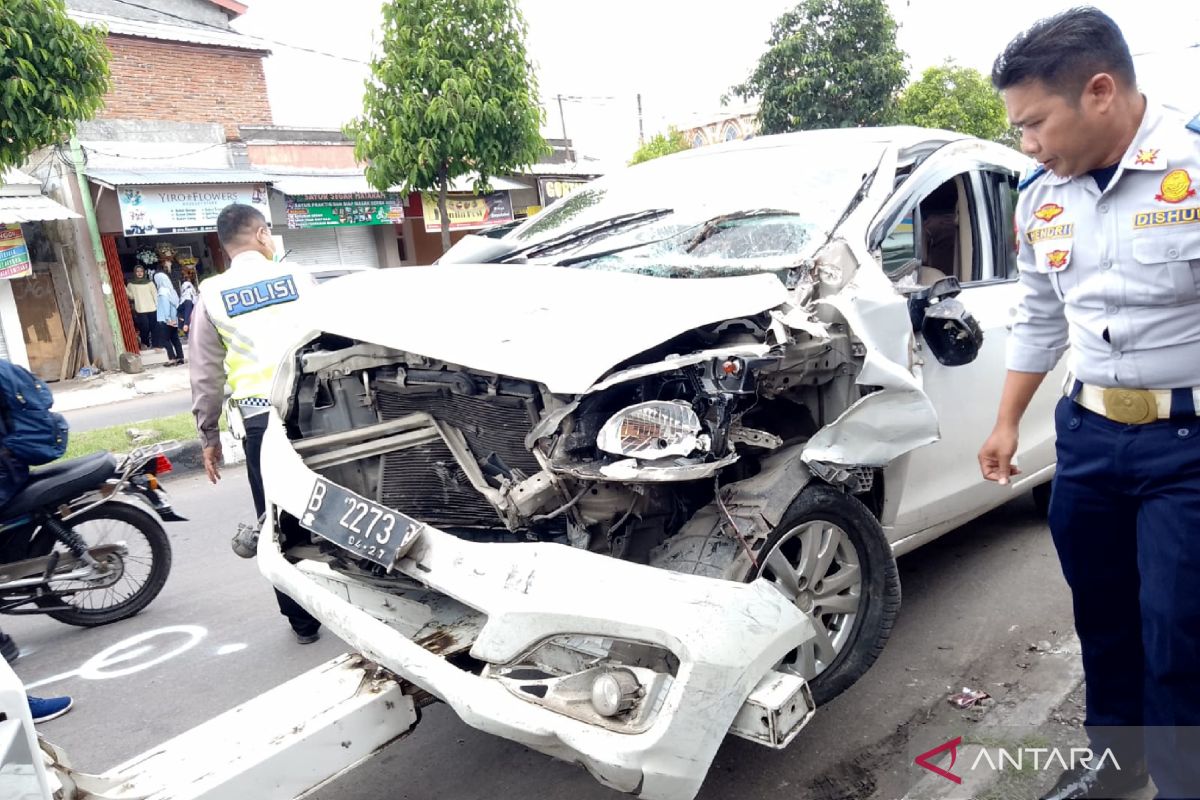 Polisi menyelidiki penyebab kecelakaan beruntun di Mataram