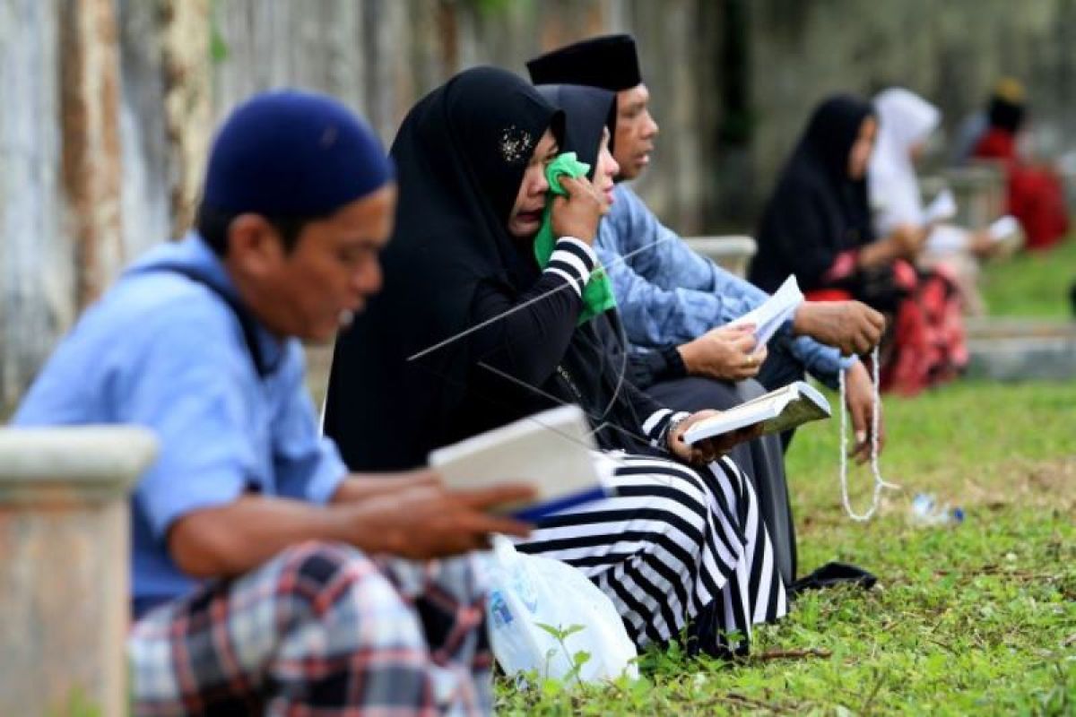 Ziarah Kuburan Massal Tsunami Di Aceh