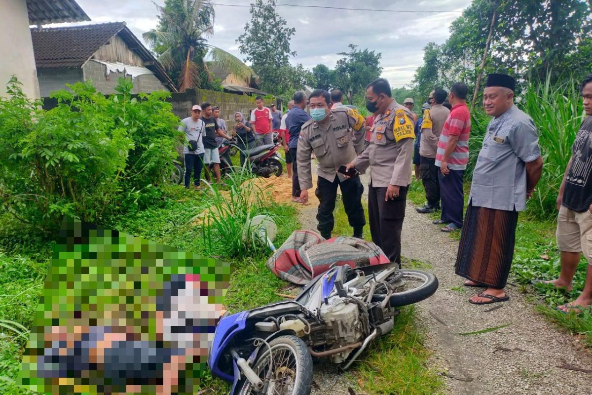 Diduga tersetrum, suami istri tewas di tanggul