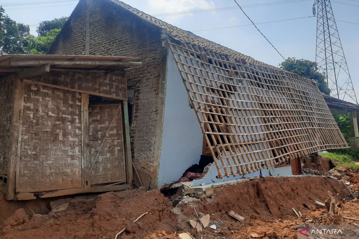 DPRDKabupaten Tangerang  usulkan relokasi rumah korban longsor