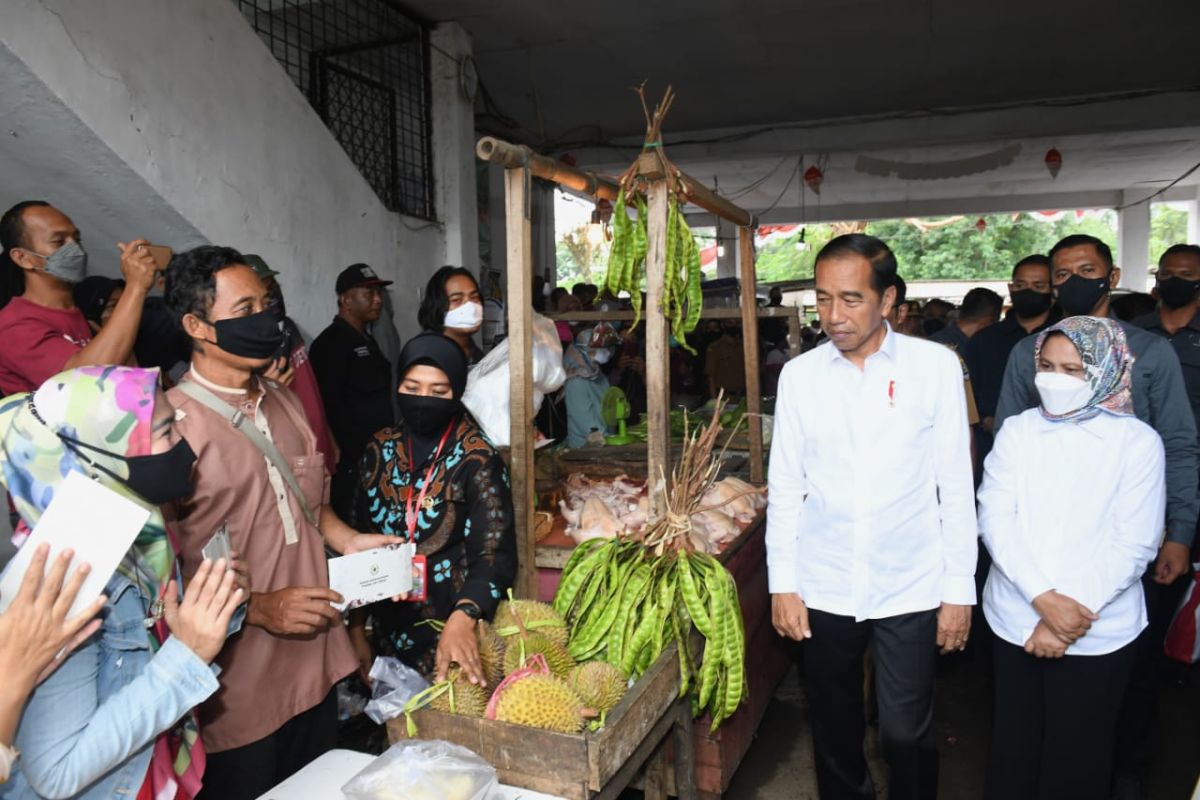 Presiden Jokowi bagikan bansos untuk pedagang Pasar Baru Subang