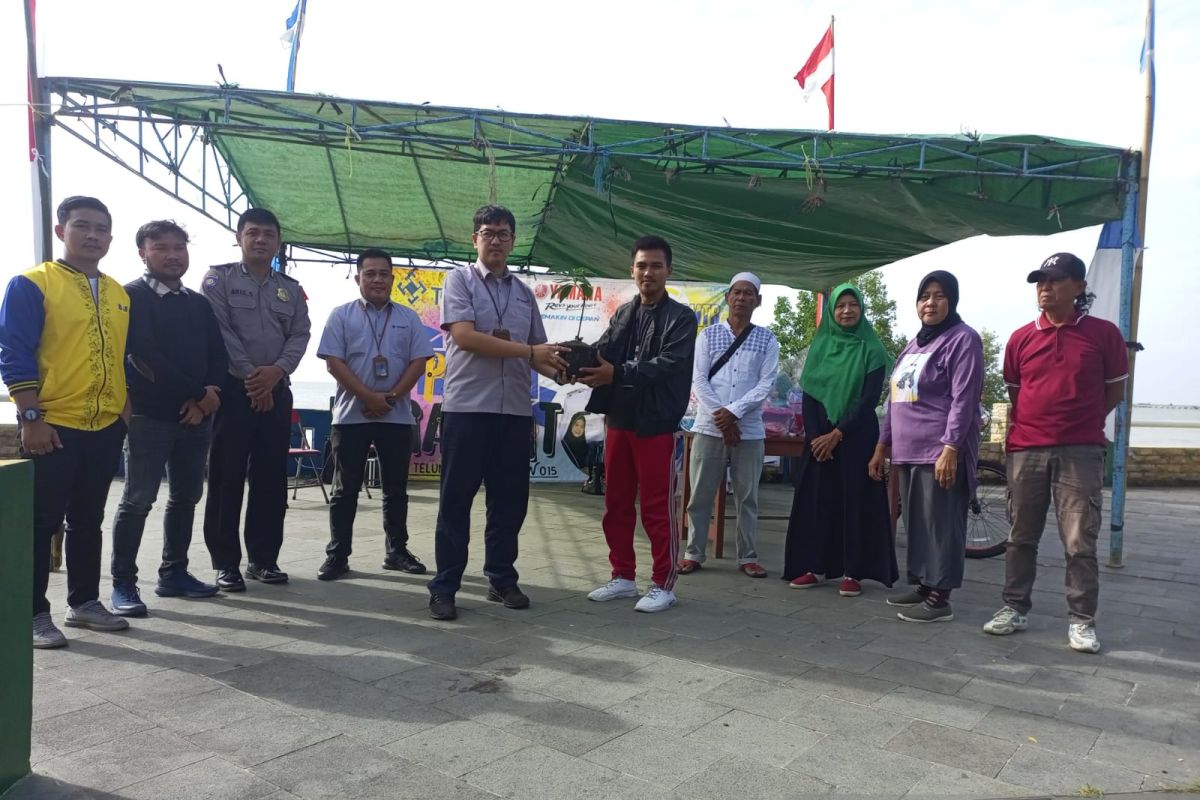 PT Timah serahkan ratusan bibit buah untuk warga Teluk Rubiah