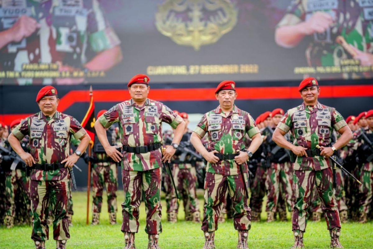 Disematkan Baret Merah Kopassus, Kapolri: Jangan ragukan TNI-Polri jaga NKRI