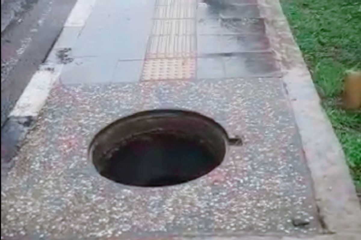 Warga Purwakarta keluhkan kondisi lubang drainase yang menganga