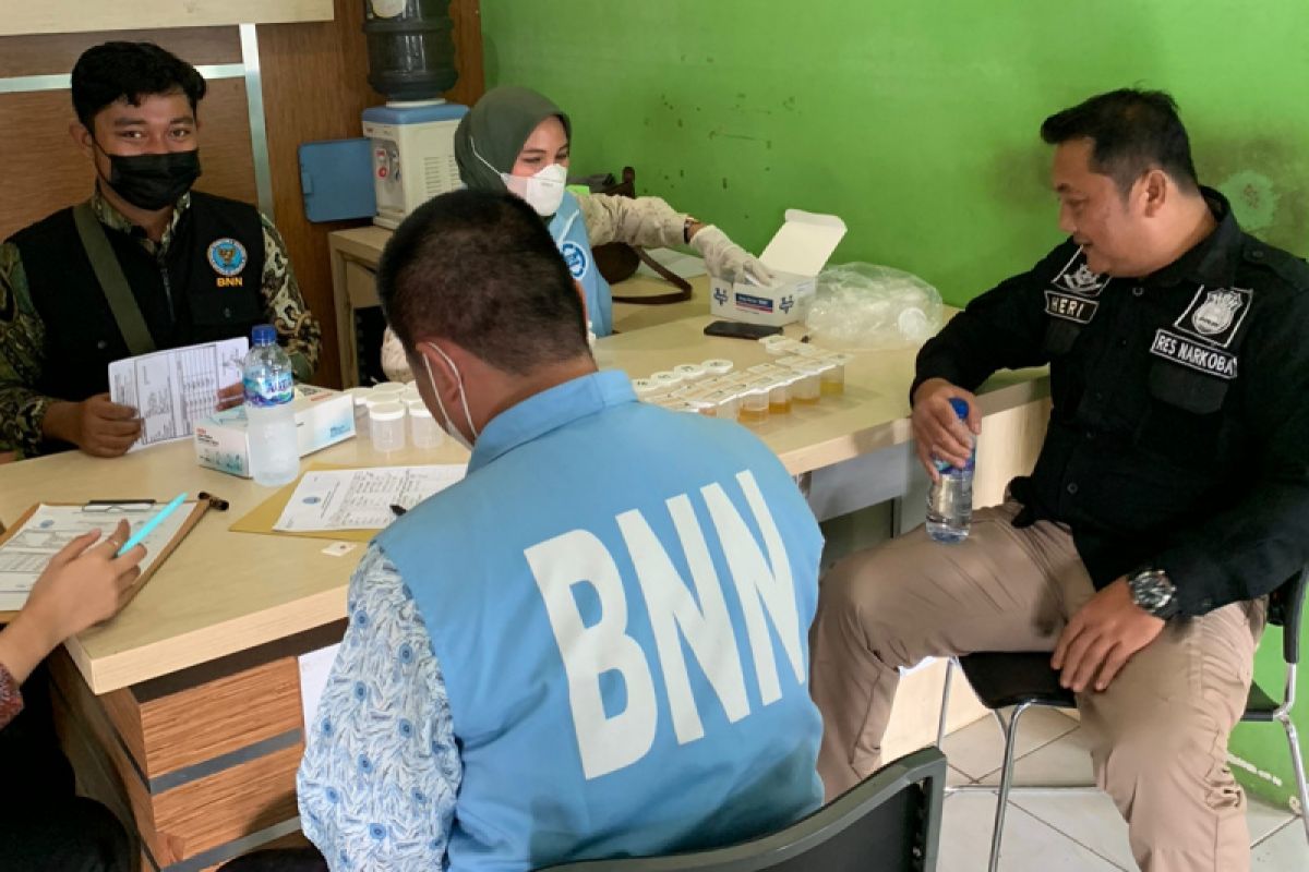 Sopir bus di Tasikmalaya tes urine untuk pastikan bebas narkoba