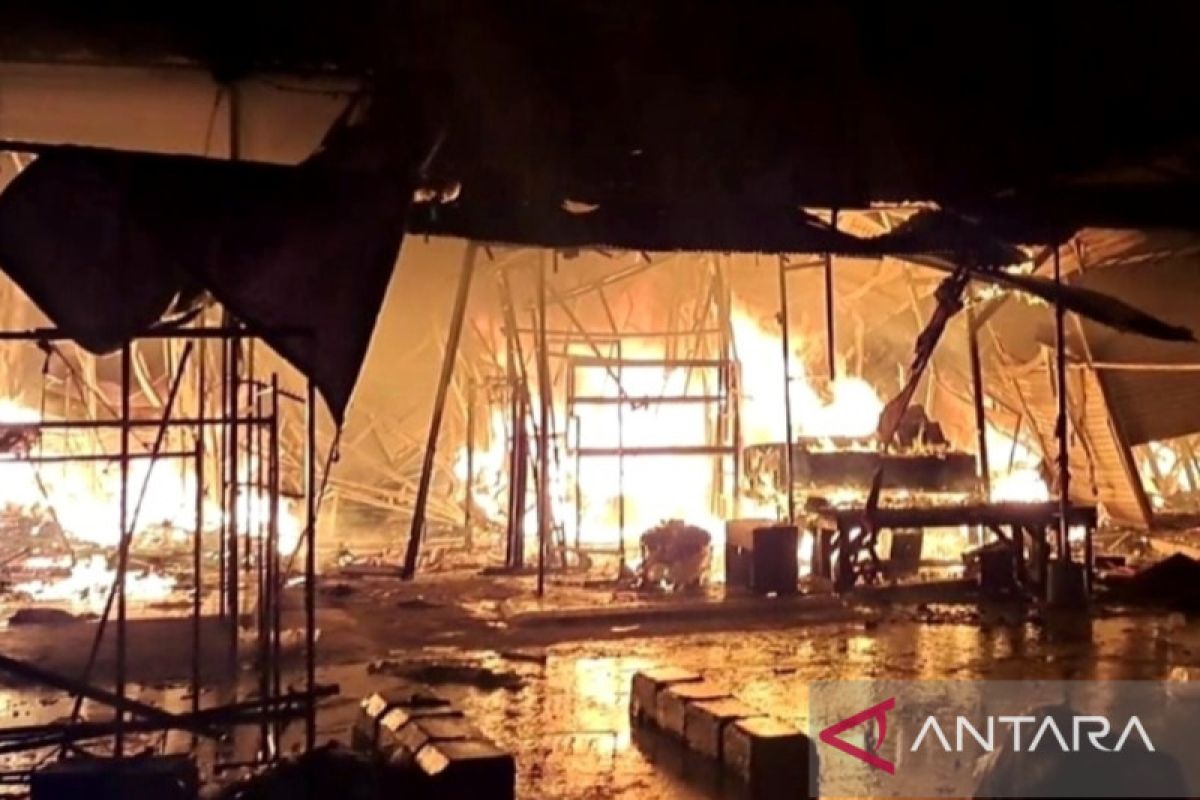 931 kios di pasar sentral Makassar ludes terbakar