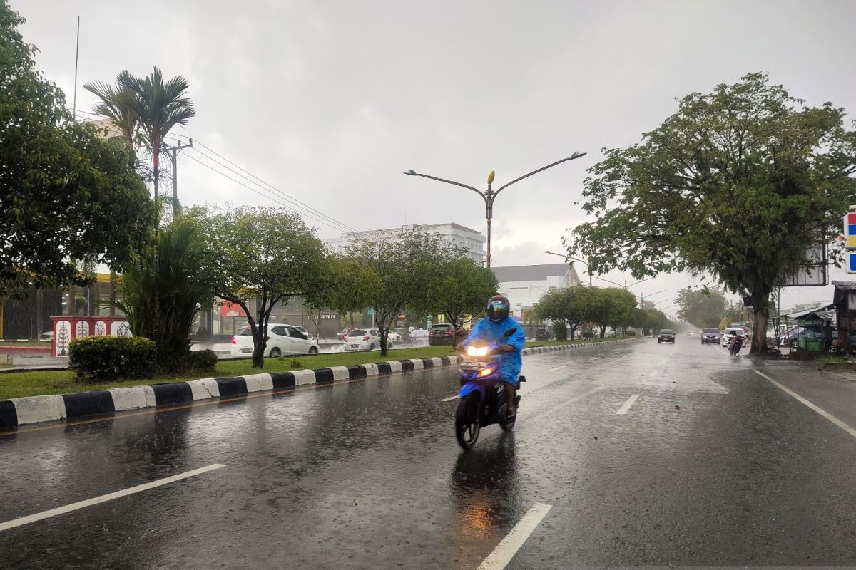 BMKG minta waspadai potensi hujan lebat disertai angin-petir di Kalteng