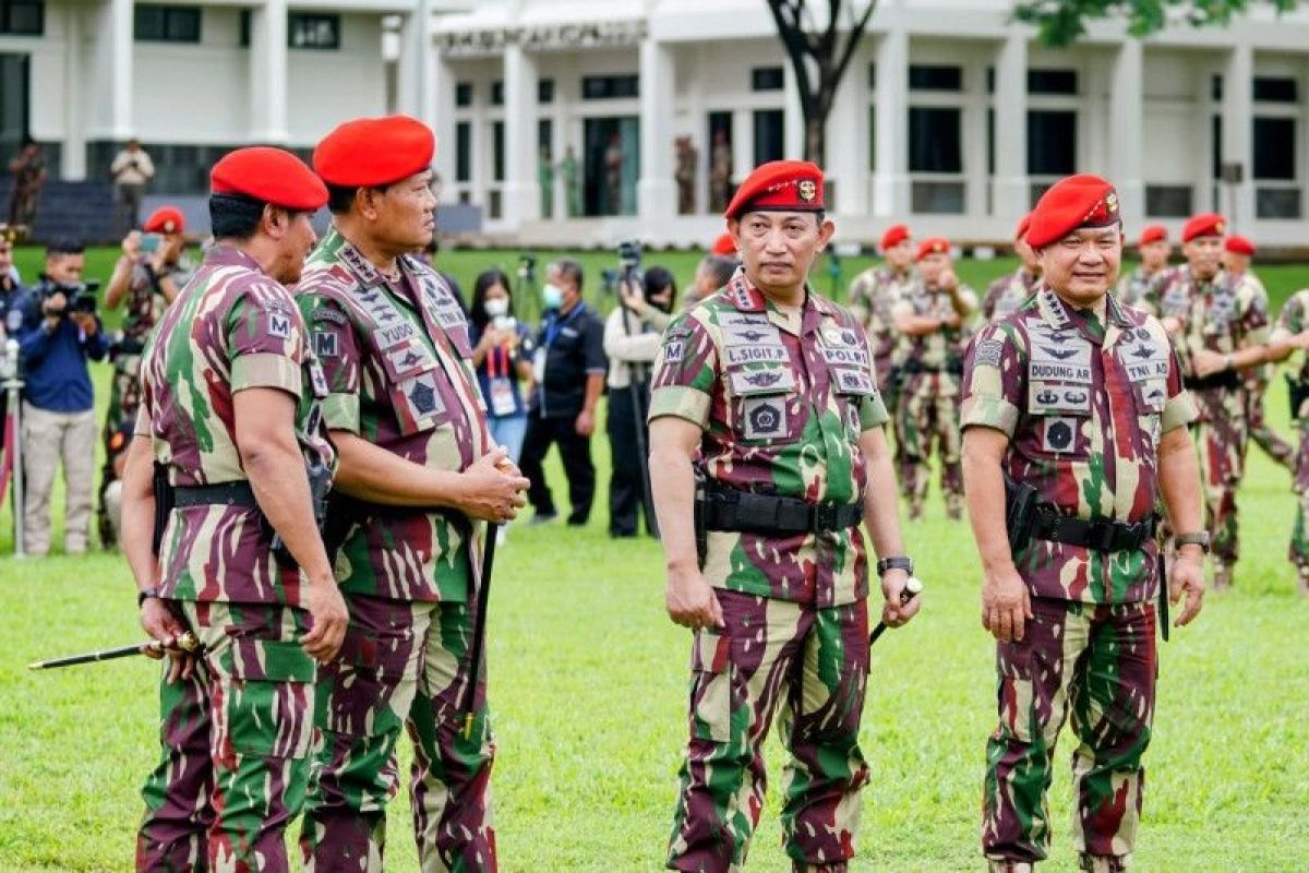 Kemarin, Panglima-Kapolri terima baret merah hingga Jokowi ke Jabar