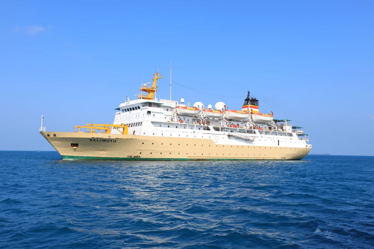 Terjebak cuaca buruk, ratusan wisatawan sudah dievakuasi ke kapal Pelni dari Karimunjawa