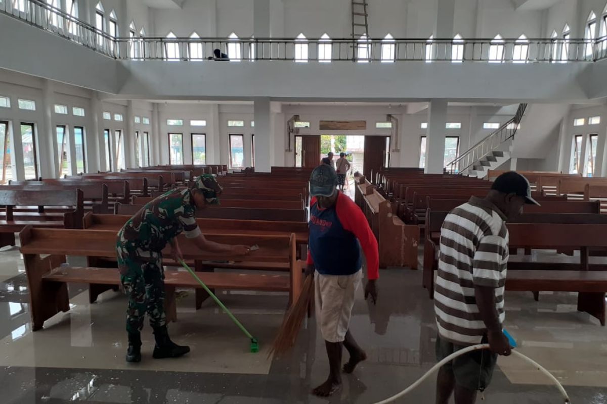 TNI bantu bersihkan gedung Gereja Imanuel Kornasoren
