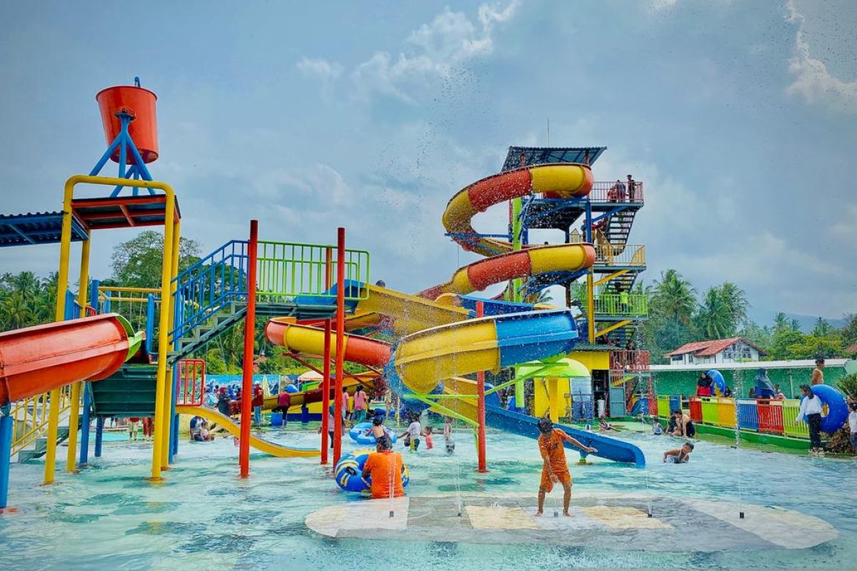 Wisatawan luar Sumbar mulai ramai kunjungi Batang Tabik Water Park di Limapuluh Kota