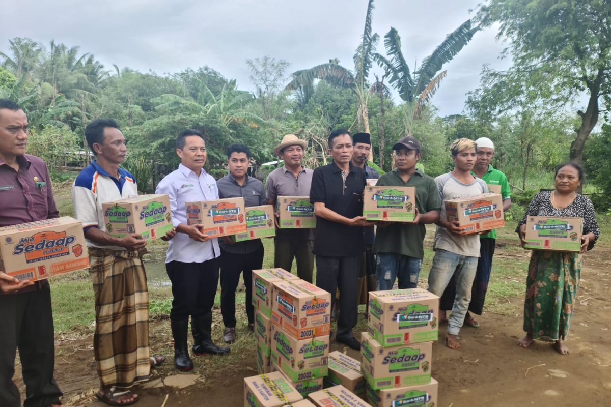 Bupati Lombok Tengah mengajak mayarakat kembali menanam pohon