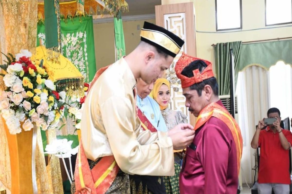 Pj.Wali Kota Tebing Tinggi diberi gelar  Datuk Wira Mangku Setia