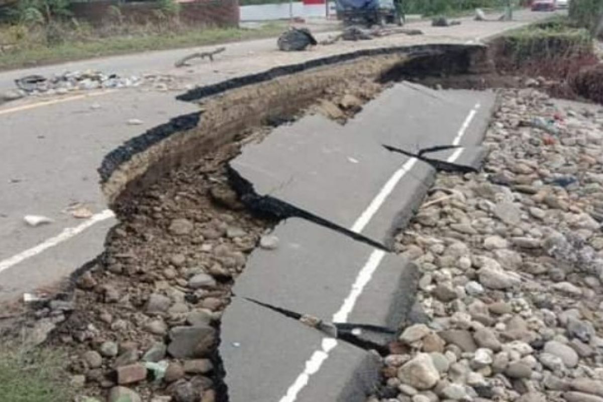 Terjangan gelombang  pasang perairan Sulawesi rusak jalan di Majene