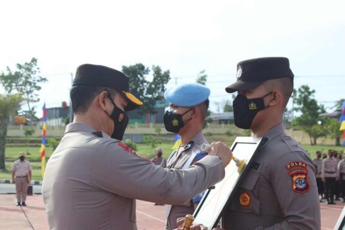 Kapolda Kaltara beri penghargaan kepada personel berprestasi