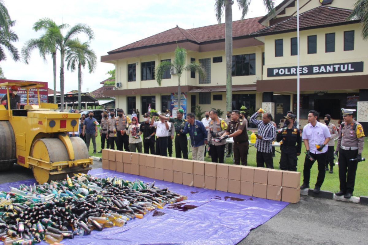 Polres Bantul musnahkan ribuan botol minuman keras hasil operasi Desember