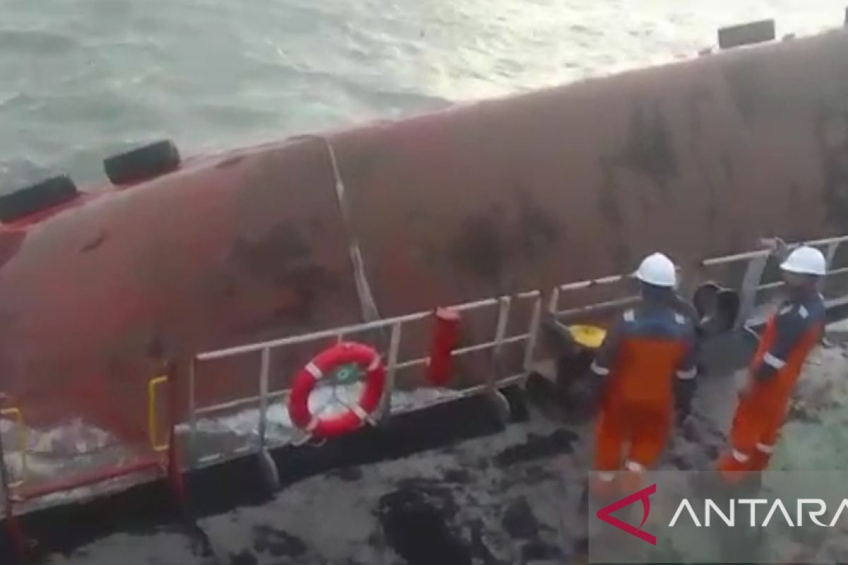 Kapal crane batu bara tenggelam di laut Banyuasin