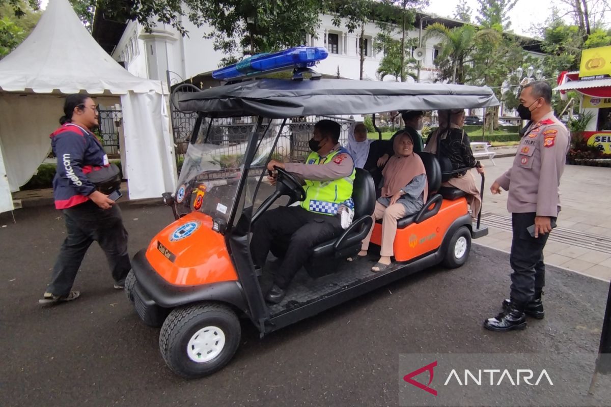 Sejumlah polisi jadi supir bagi wisatawan keliling Gedung Sate gunakan mobil golf