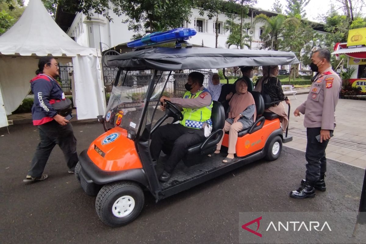 Polisi jadi supir wisatawan keliling Gedung Sate pakai mobil golf