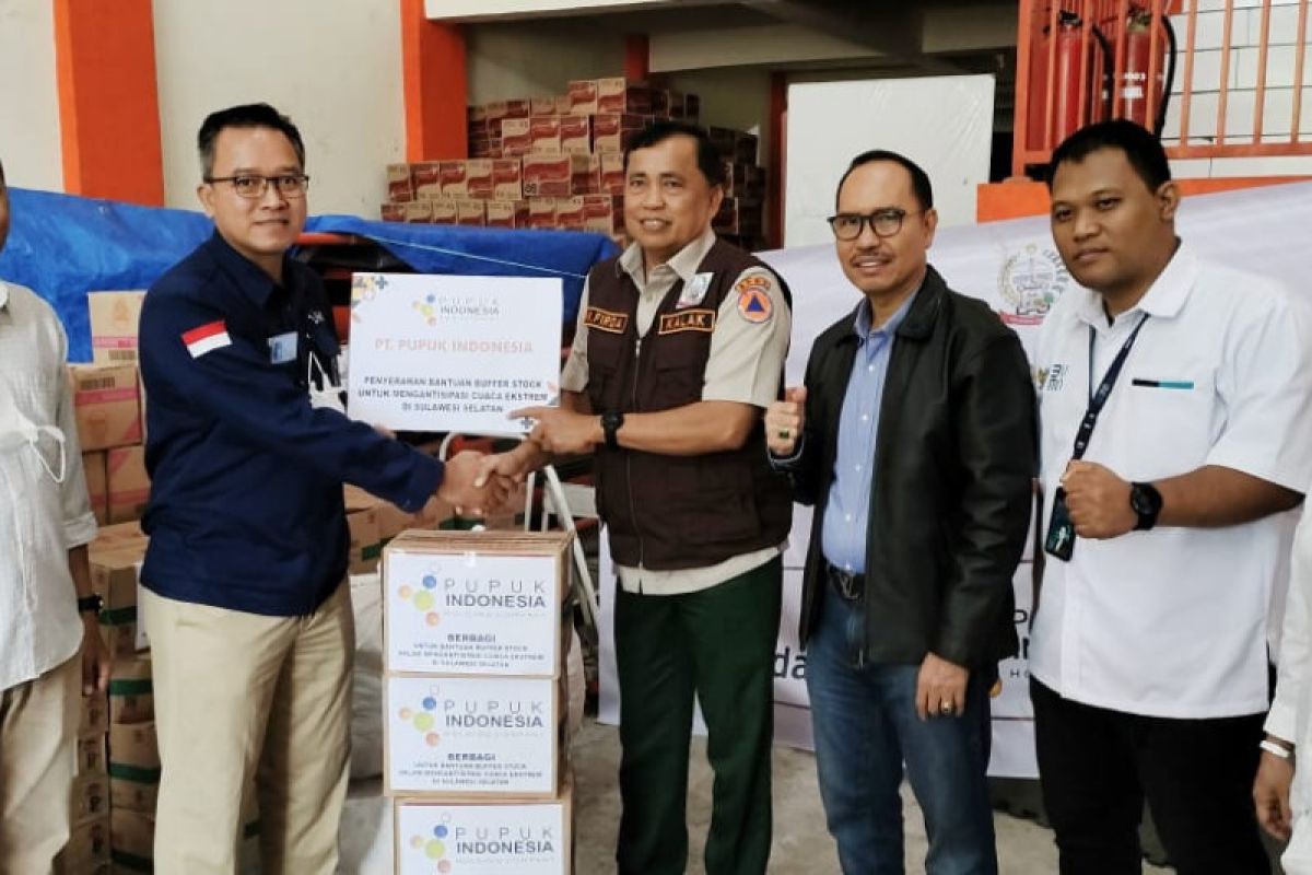 Pupuk Indonesia serahkan bantuan kepada korban bencana cuaca ekstrem di Sulsel