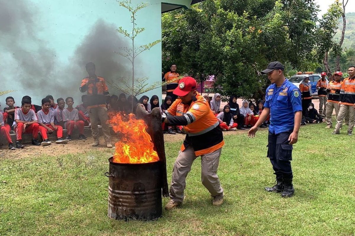 Damkar Trenggalek edukasi penanganan kebakaran ke siswa-siswa