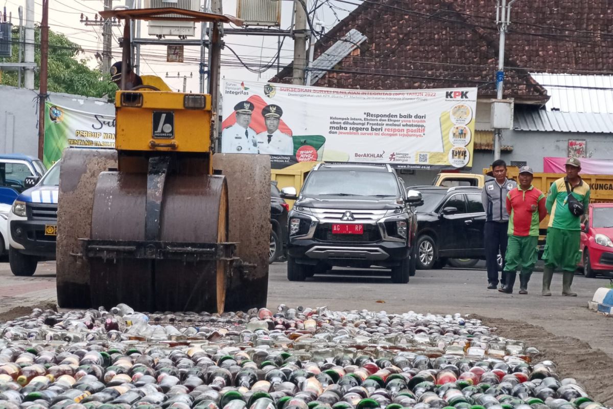 Polres Tulungagung musnahkan ribuan botol minuman keras