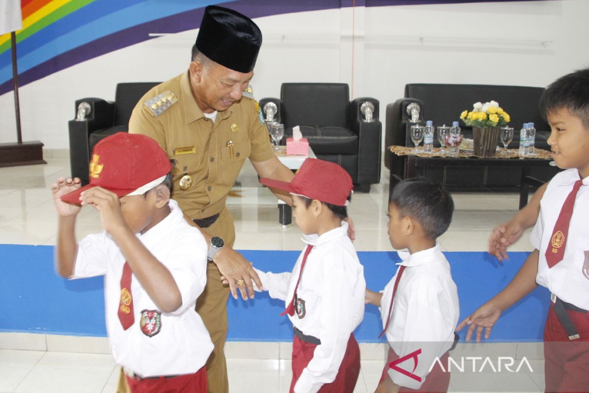 Sebanyak 150 murid SD di Belitung Timur dapat bantuan peralatan sekolah