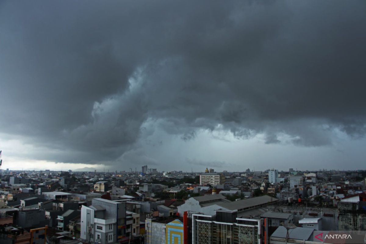 Hujan diprakirakan mengguyur kebanyakan kota besar di Indonesia