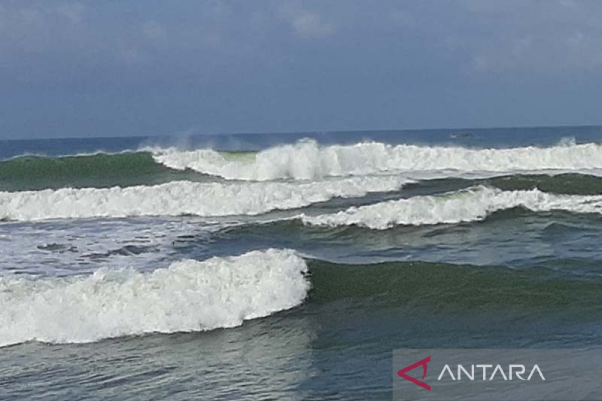 BMKG prakirakan gelombang sangat tinggi berpotensi di laut selatan Jabar-Jateng dan DIY