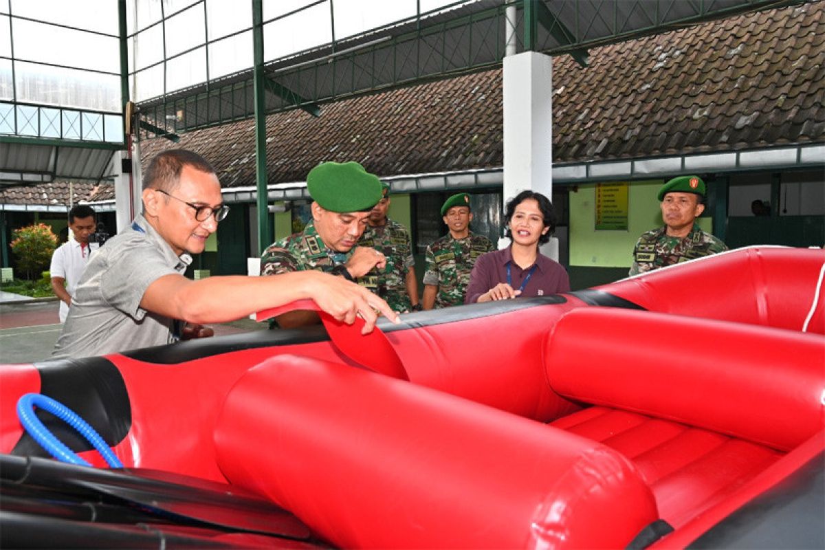 Antisipasi banjir, Bank Jateng serahkan perahu karet ke Kodim