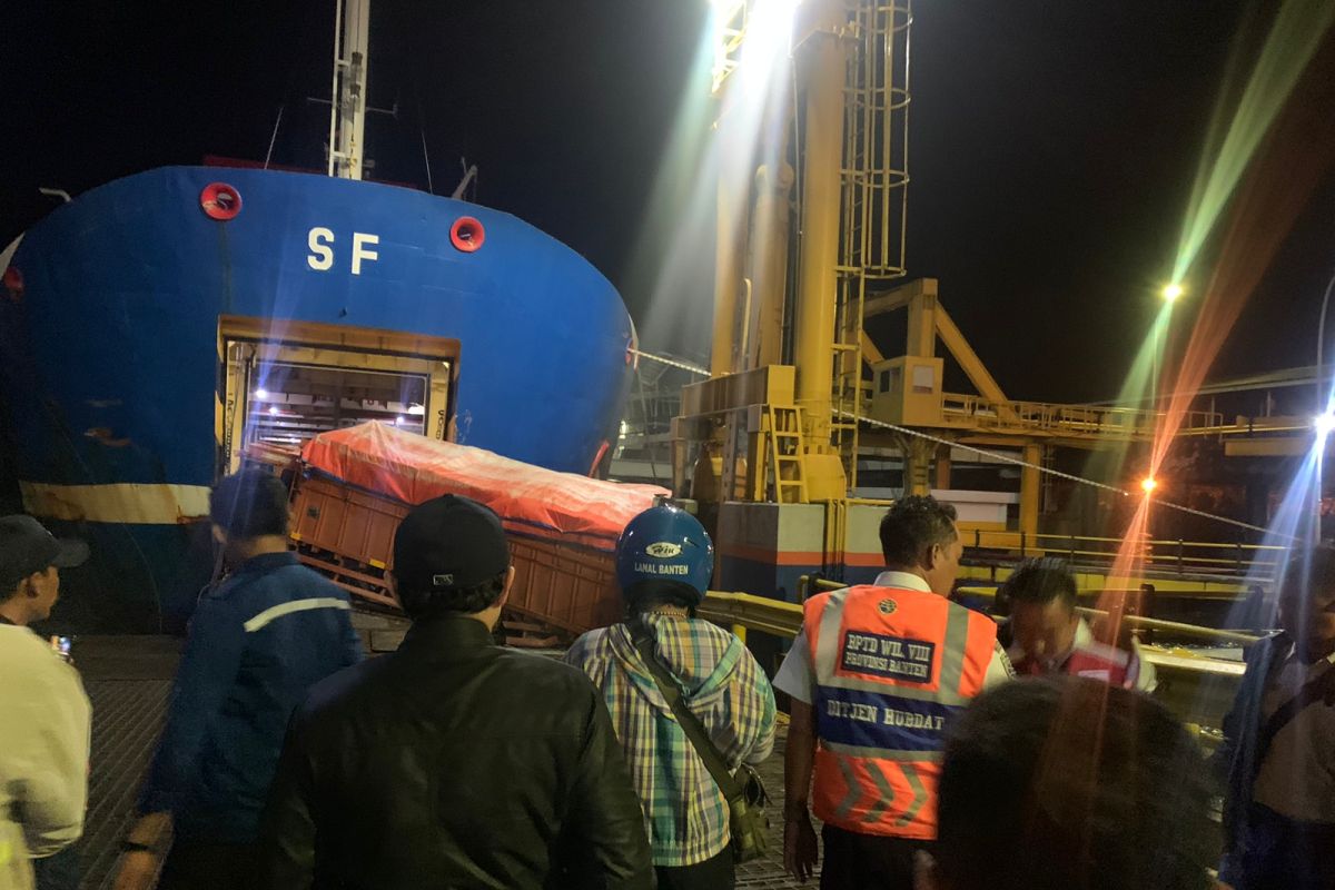 Satu unit truk jatuh ke laut di dermaga Merak