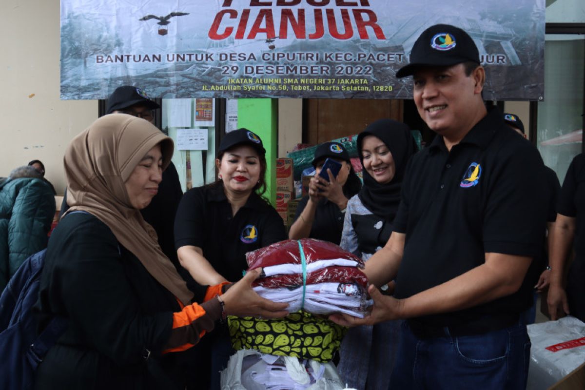 Alumni SMAN 37 Jakarta salurkan bantuan untuk murid SD di Cianjur