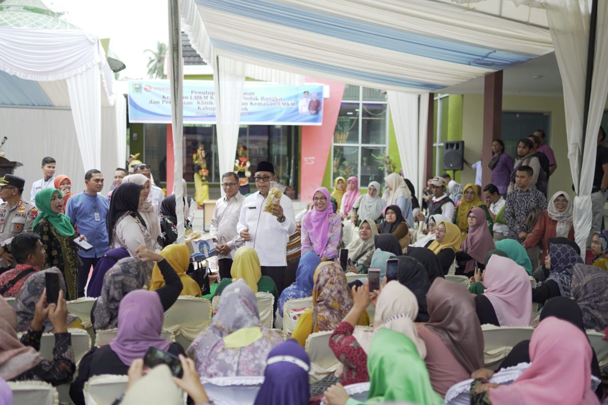 Bupati Solok hadiri penutupan rangkaian kegiatan pelatihan UMKM bangkit dan Peresmian Klinik Desain UNKM