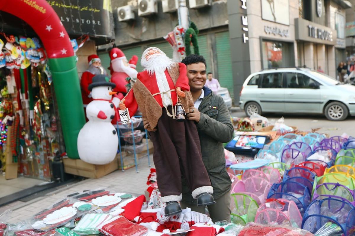 Warga Mesir berbelanja hadiah Natal-Tahun Baru di tengah ekonomi sulit