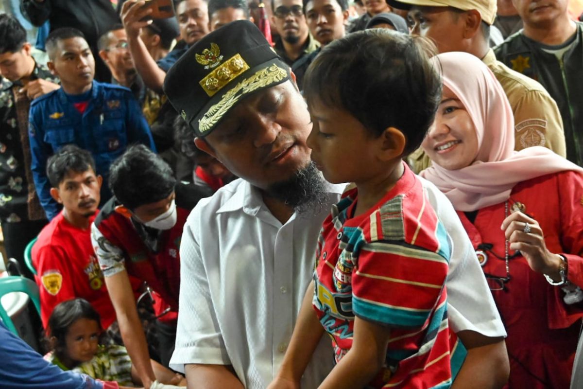 Gubernur Sulsel berikan bantuan kepada korban longsor di Maros