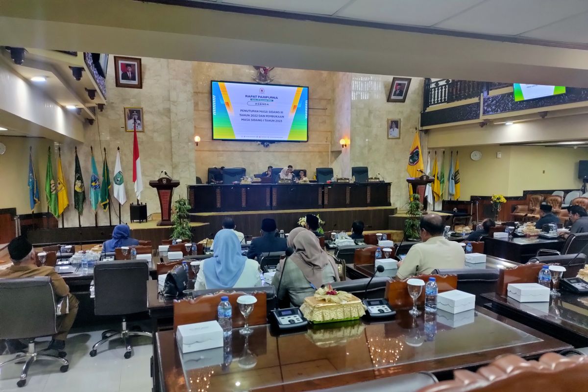 Penutupan masa sidang III 2022 DPRD Kalsel diwarnai intrupsi