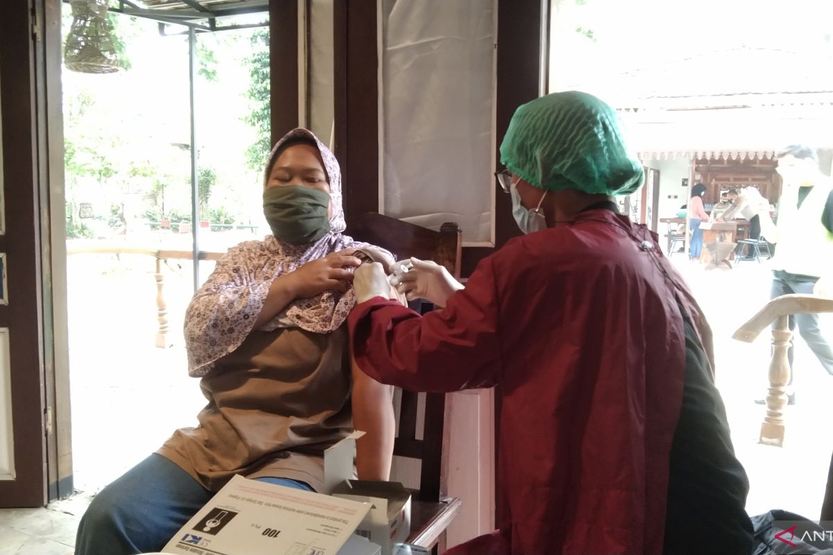Jakarta to run 70 vaccination sites on weekends until Feb